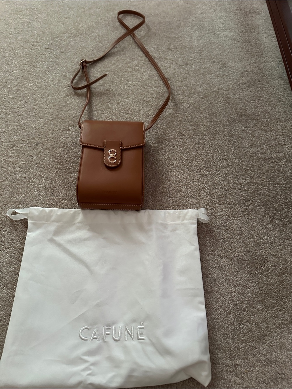 Cafuné Brown Leather Crossbody Phone Bag